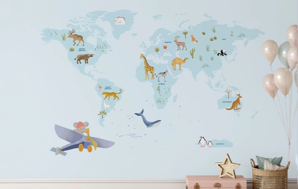 fototapeta scienna-tapeta-mapa świata-mapa-zwierzęta-tapety do pokoju dziecka-blekitny-sciana z daleka.jpg