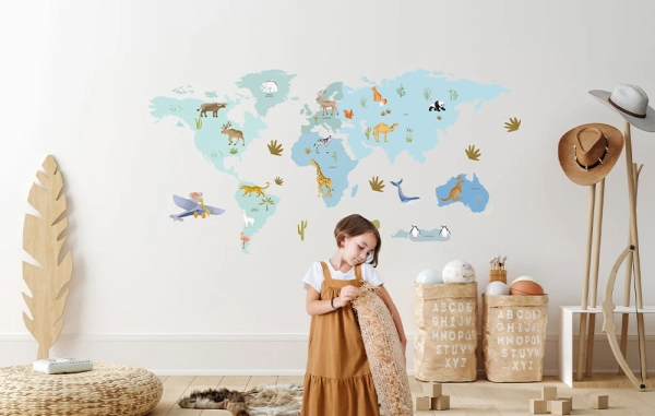 naklejka mapa-naklejka scienna do pokoju dziecka-mapa-naklejka ze zwierzetami swiata-niebieska-naklejka do pokoju dziecka.pl